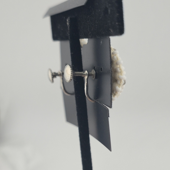 Vintage Beaded Circle Earrings 1” White & Gray Seed Beads Screw Back - Picture 3 of 7